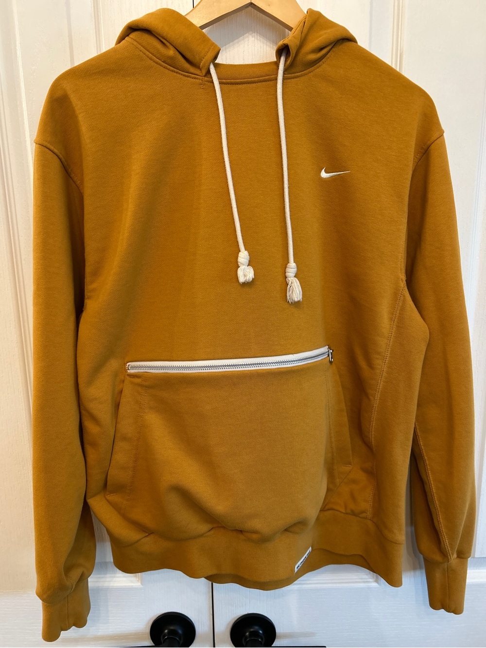 Nike Standard Issue Men’s Basketball Pullover Hoodie - Size M Chutney Gold